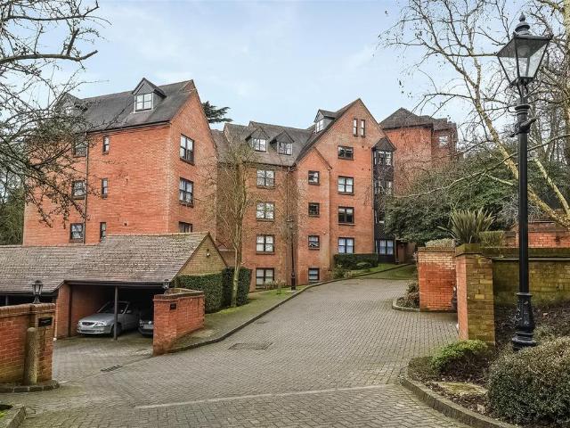 Flat for sale in Greenhill, Greater London