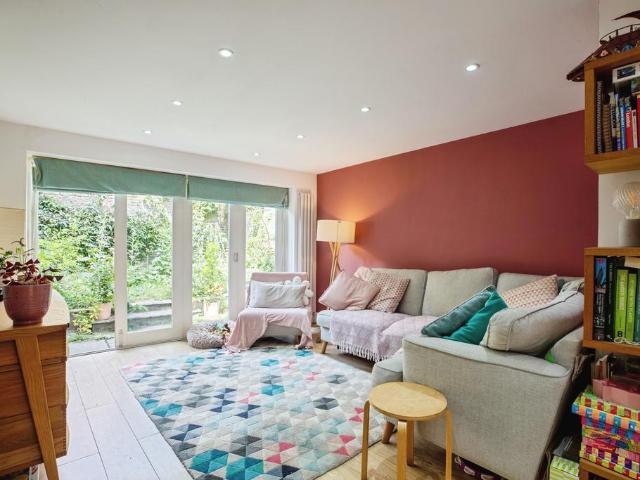 Flat for sale in Old Kent Road, Greater London