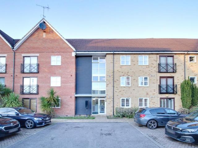 Flat for sale in South Ockendon, Essex