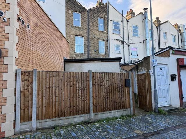 Flat for sale in Little Heath, Goodmayes