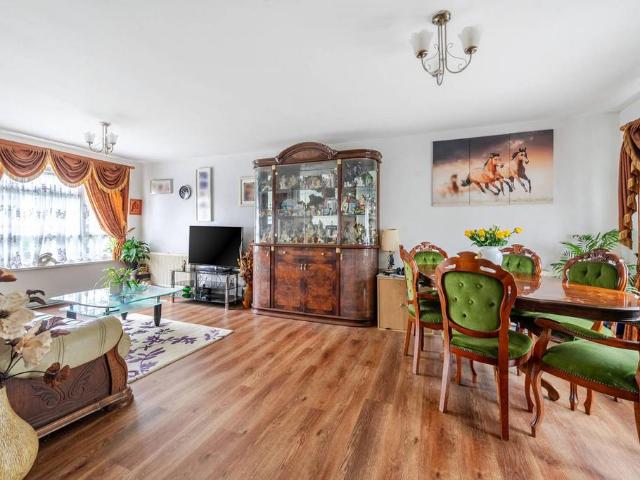 Flat for sale in London Borough of Ealing, Perivale