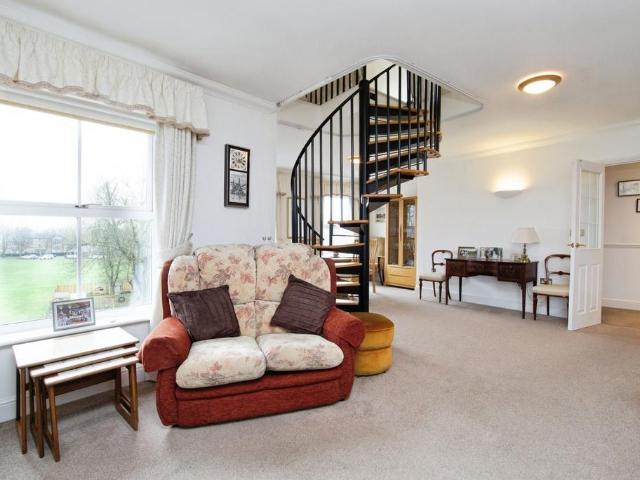 Flat for sale in Caterham on the Hill, Hillview