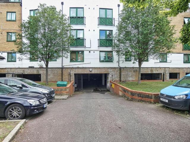Flat for sale in London Borough of Ealing, Greater London