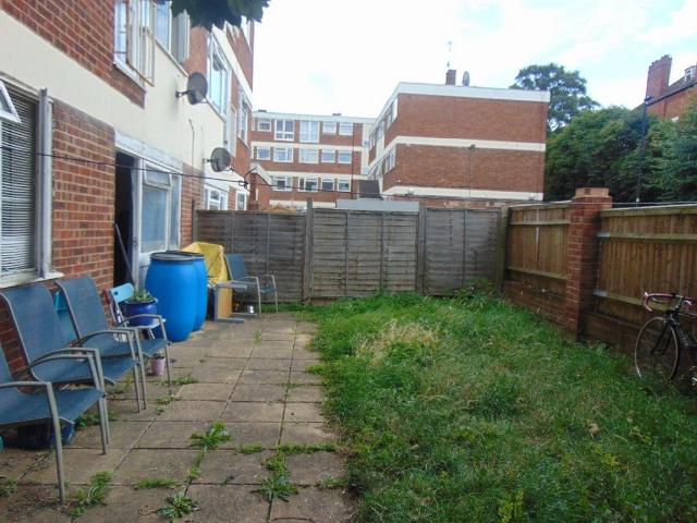 Flat for sale in Streatham, Greater London