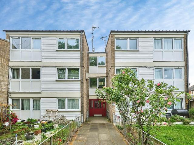 Flat for sale in Maryland, Greater London