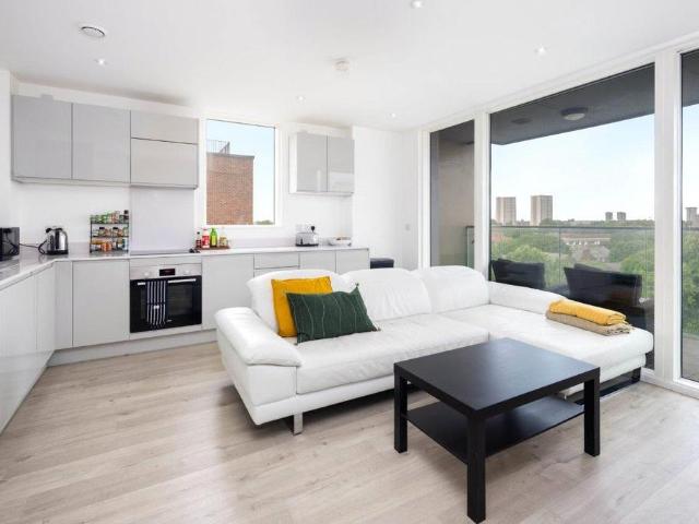 Flat for sale in Bromley-by-Bow, Poplar Grove