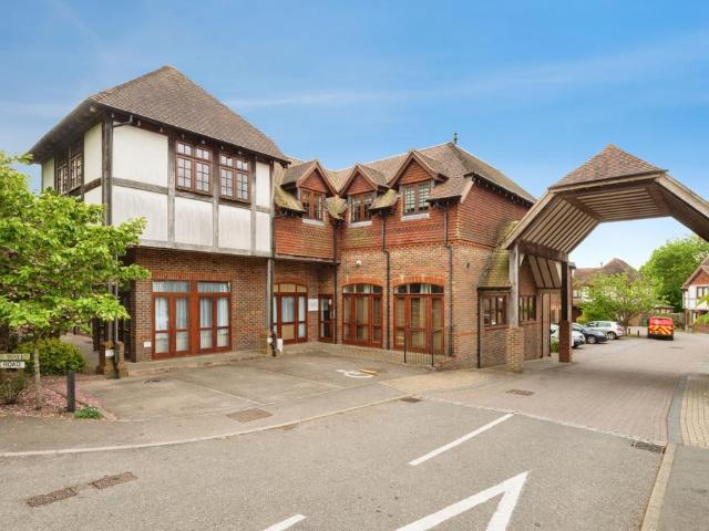 Flat for sale in Hurst Green, Heathlands
