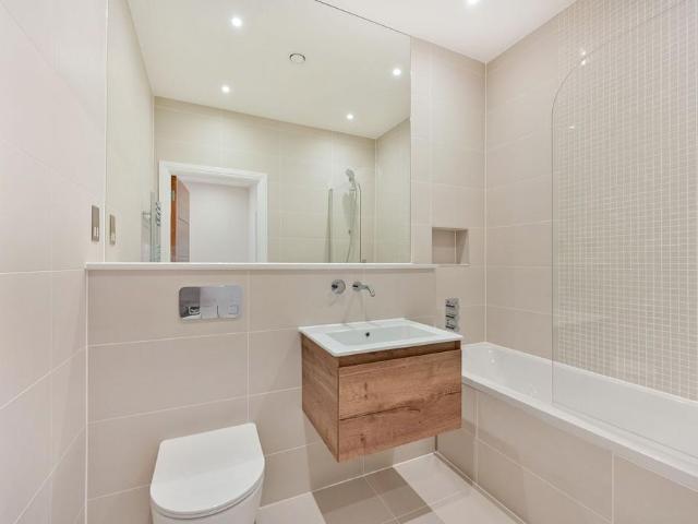 Flat for sale in London Borough of Merton, South Wimbledon
