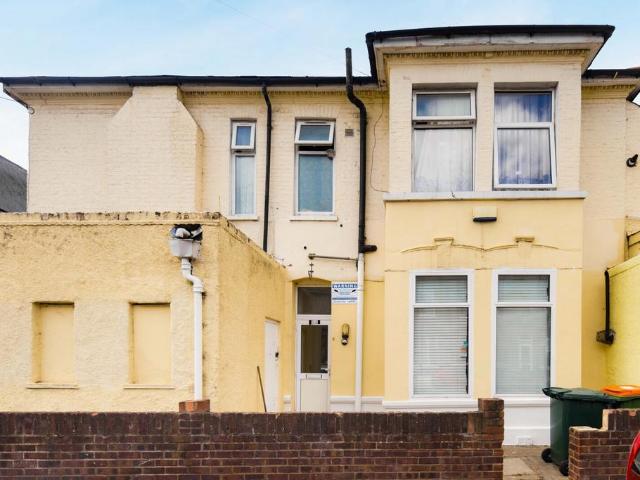 Flat for sale in Upton, Greater London