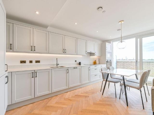 Flat for sale in Mapesbury, Greater London
