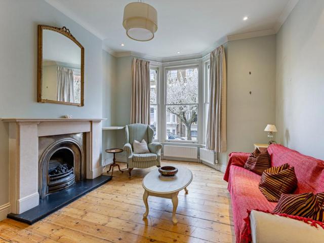 Flat for sale in Shepherd's Bush, Greater London