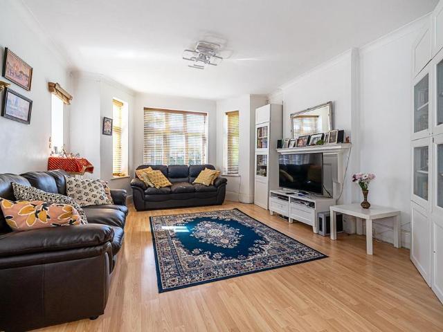 Flat for sale in Golders Green, Greater London
