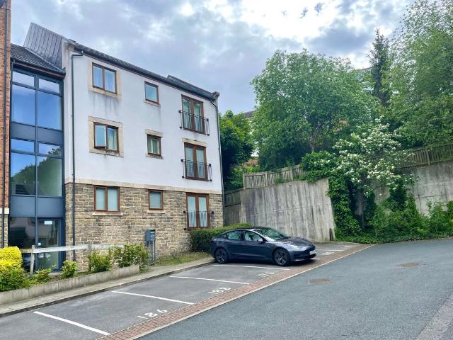 Flat for sale in Almondbury, West Yorkshire