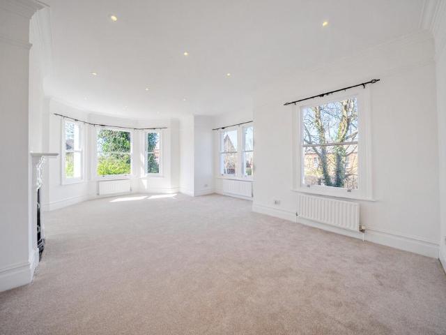Flat for sale in Streatham Hill, Greater London