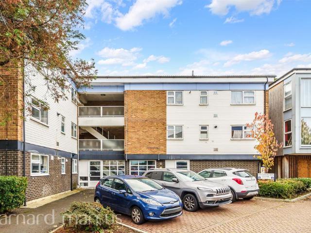 Flat for sale in Epsom, Surrey