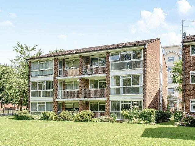 Flat for sale in Little Stanmore, Greater London