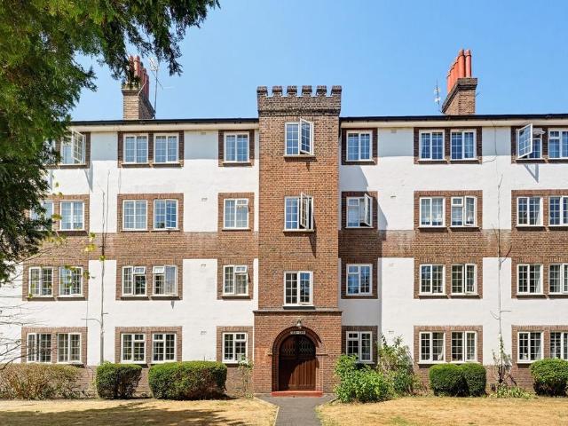 Flat for sale in Kew, Greater London