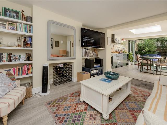 Flat for sale in Shepherd's Bush, Greater London