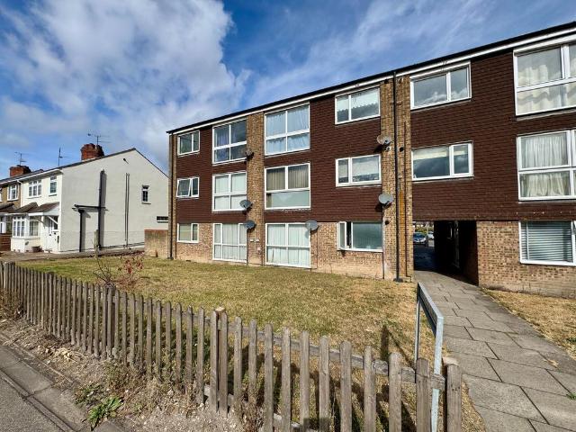 Flat for sale in Dunstable, Bedfordshire