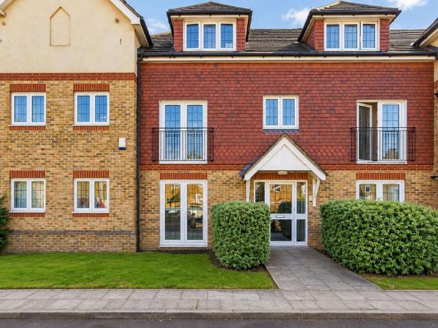 Flat for sale in Broom Hill, Greater London