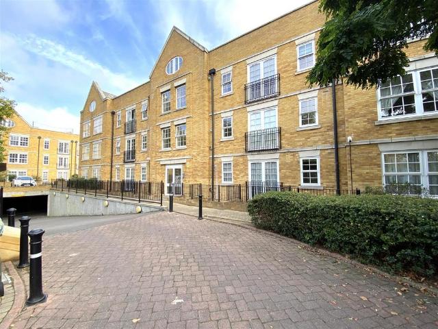 Flat for sale in London Borough of Hounslow, Greater London