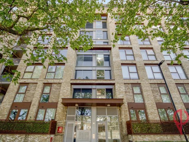 Flat for sale in Silvertown, Greater London