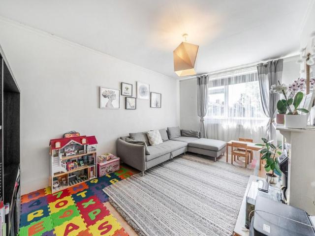 Flat for sale in Streatham Hill, Greater London