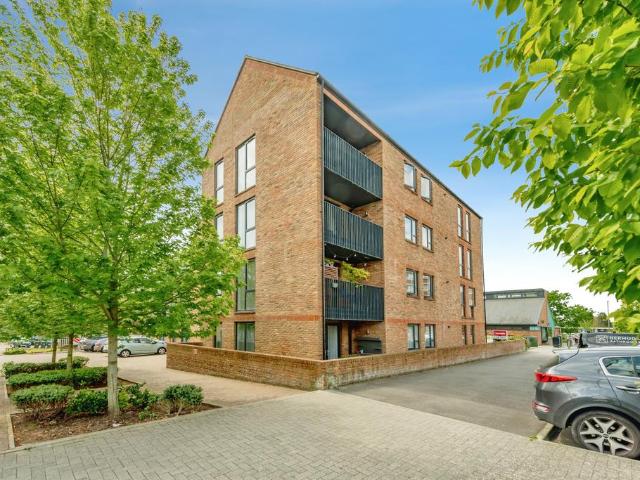 Flat for sale in Red Hill, Surrey