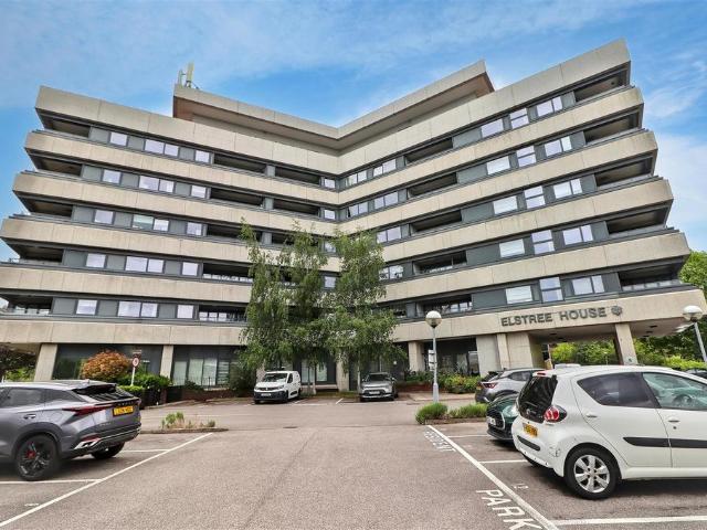 Flat for sale in Elstree and Borehamwood, Borehamwood