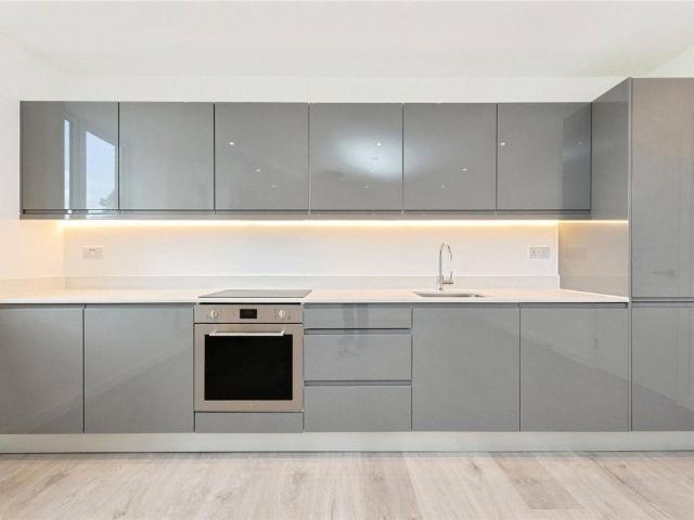 Flat for sale in Wallington, Greater London