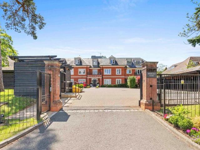 Flat for sale in Beaconsfield, Knotty Green