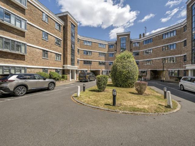 Flat for sale in London Borough of Ealing, Greater London