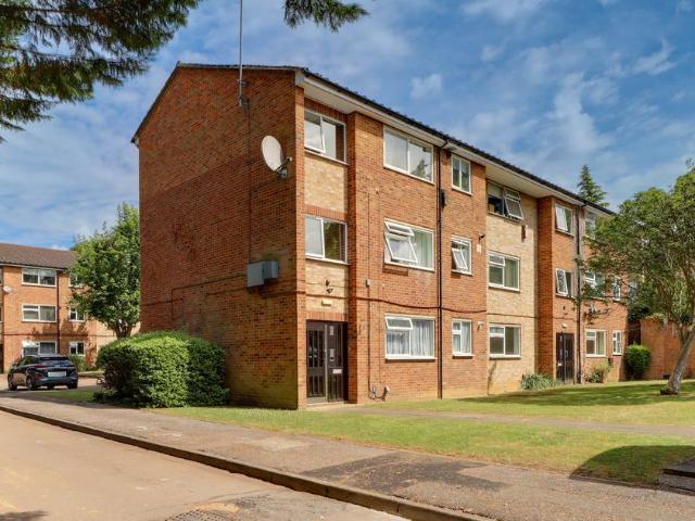 Flat for sale in Hatching Green, Five Acres