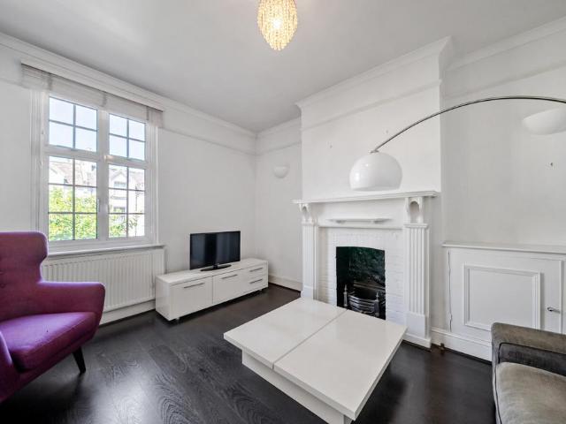Flat for sale in Fulham, Greater London