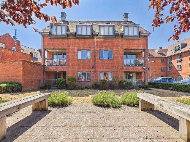 Flat for sale in Heol-las, Surrey