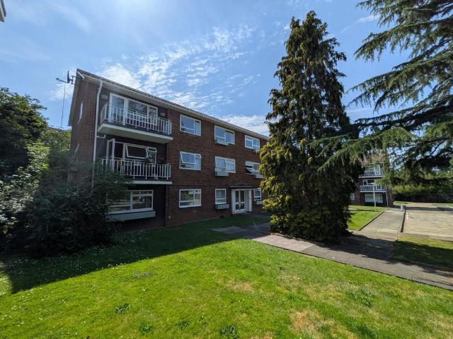Flat for sale in Woodcote, Epsom