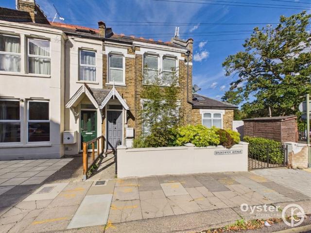 Flat for sale in North London Business Park, Greater London