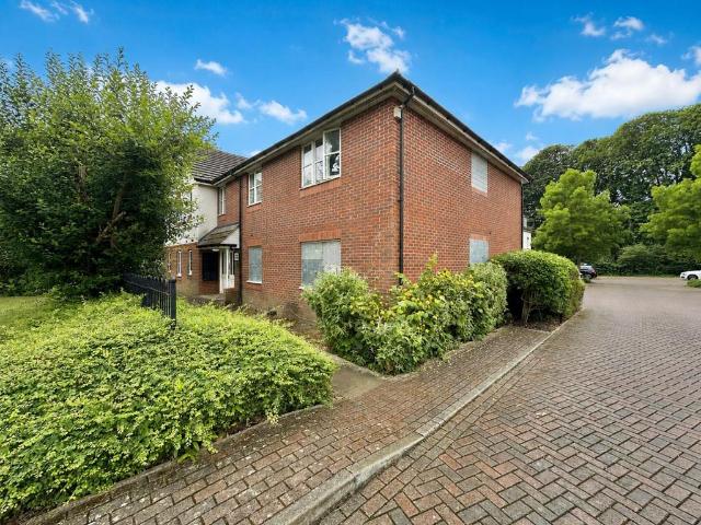 Flat for sale in Hayes, Greater London