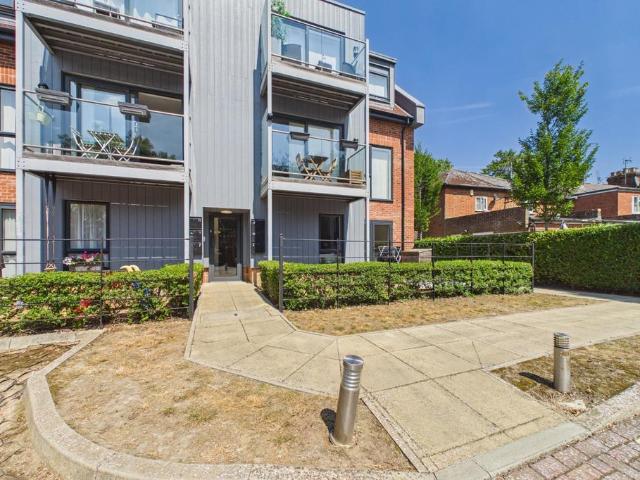 Flat for sale in Easthampstead, Bracknell
