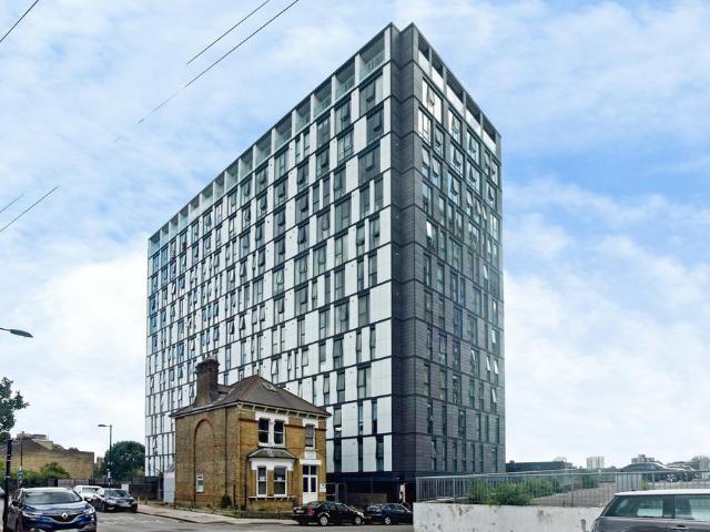 Flat for sale in London Borough of Croydon, Waddon