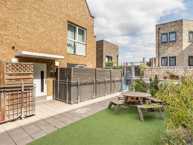 Flat for sale in Old Ford, Bow
