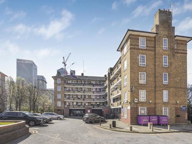 Flat for sale in Canary Wharf, Greater London