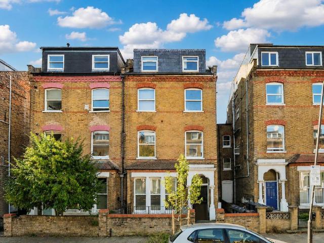 Flat for sale in Brownswood Park, Stoke Newington