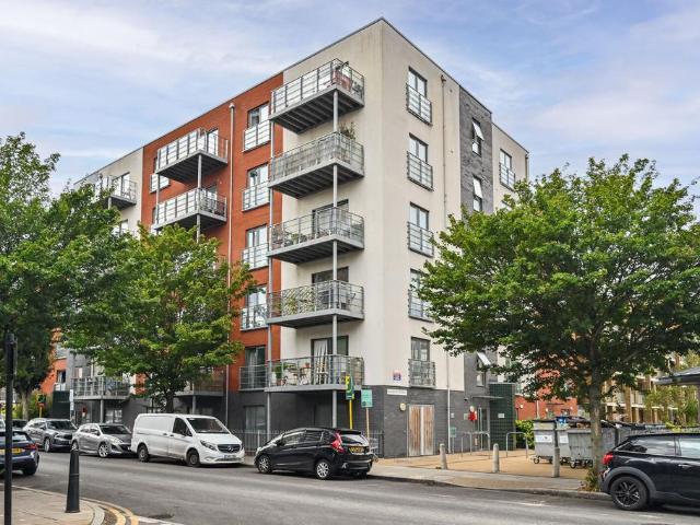 Flat for sale in Mile End, Greater London