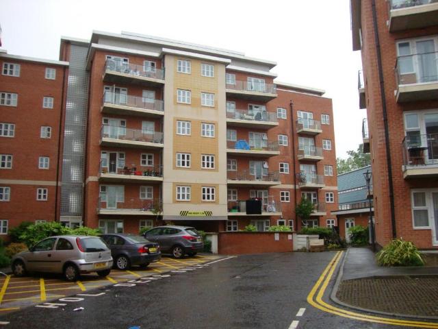 Flat for sale in Lane, Greater London