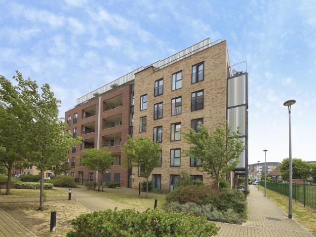 Flat for sale in Rush Green, Greater London