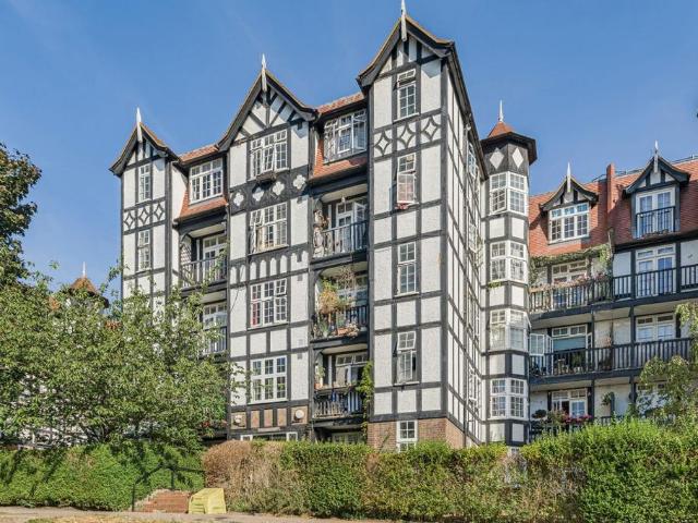 Flat for sale in Highgate, Greater London