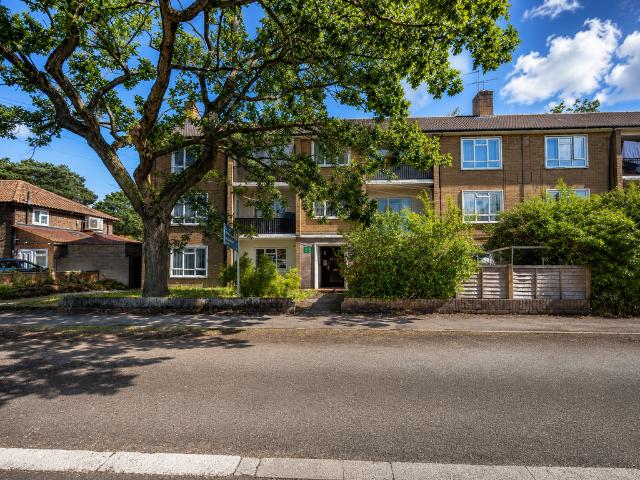 Flat for sale in Sheerwater, Woking