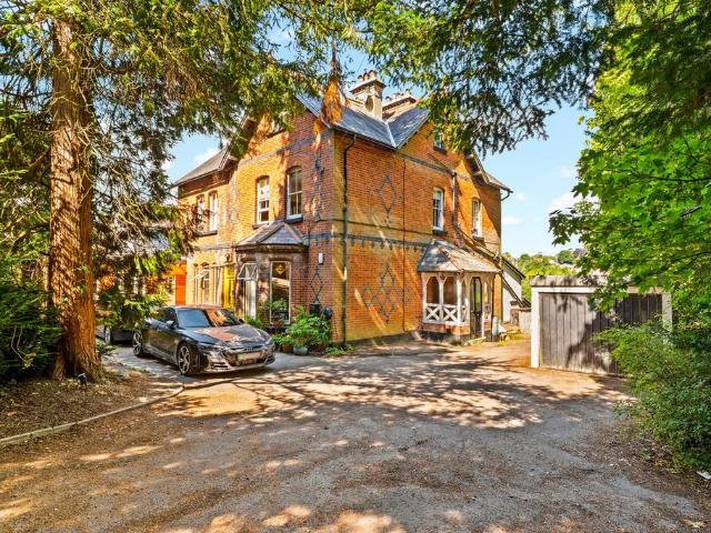 Flat for sale in Caterham Valley, Hillview