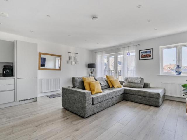 Flat for sale in Heol-las, Surrey